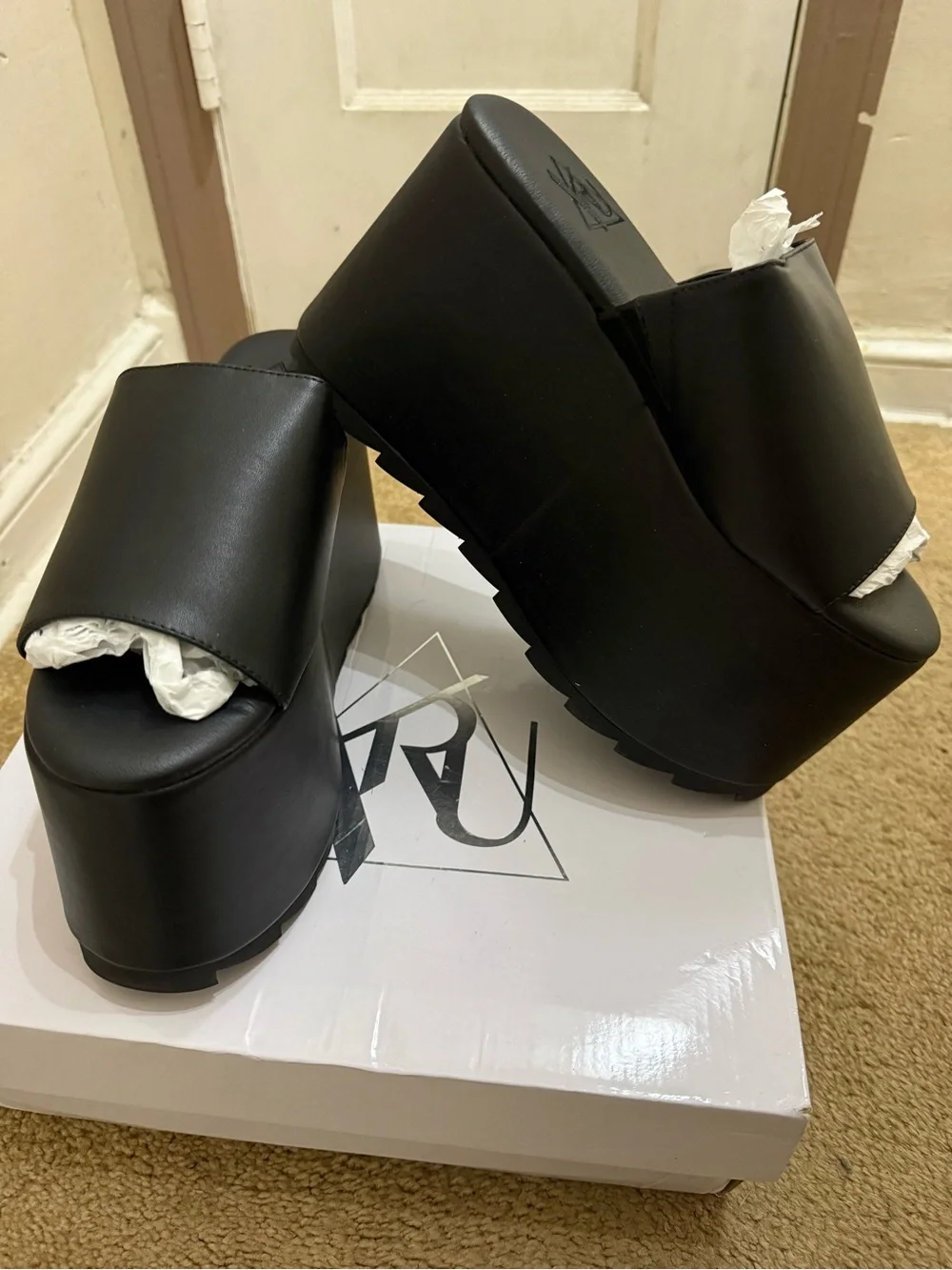 YRU minimal black